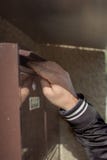 Похититель пробуя украсть почту от почтового ящика стоковое фото Похититель пробуя украсть почту от почтового ящика стоковое фото