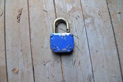 Поцарапанный и голубой padlock стоковое фото rf Поцарапанный и голубой padlock стоковое фото rf