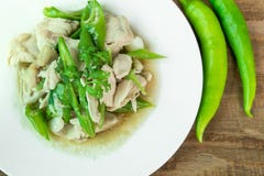 Пошевелите жареную курицу с зеленым перцем на деревянной предпосылке стоковая фотография Пошевелите жареную курицу с зеленым перцем на деревянной предпосылке стоковая фотография