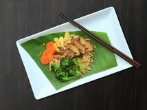 Пошевелите лапши жареных рисов на белом банане лист верхние первый этаж деревянный черный грецкий орех стоковое фото rf Пошевелите лапши жареных рисов на белом банане лист верхние первый этаж деревянный черный грецкий орех стоковое фото rf