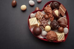 Пралине шоколада в красной коробке формы сердца Стоковые Фото Пралине шоколада в красной коробке формы сердца Стоковые Фото