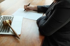 Правовой советник представляет к клиенту подписанный контракт с молотком и законным законом стоковое фото rf Правовой советник представляет к клиенту подписанный контракт с молотком и законным законом стоковое фото rf