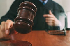 Правосудие и концепция закона Мужской судья в зале судебных заседаний с молотком стоковое фото rf Правосудие и концепция закона Мужской судья в зале судебных заседаний с молотком стоковое фото rf