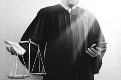 Правосудие и концепция закона Мужской судья в зале судебных заседаний с balan стоковые изображения rf Правосудие и концепция закона Мужской судья в зале судебных заседаний с balan стоковые изображения rf