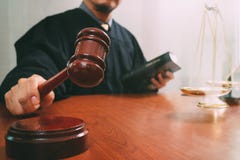 Правосудие и концепция закона Мужской судья в зале судебных заседаний с молотком Стоковое фото RF Правосудие и концепция закона Мужской судья в зале судебных заседаний с молотком Стоковое фото RF