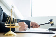 Правосудие и концепция закона Мужской юрист судьи в давать зала судебных заседаний стоковые фотографии rf Правосудие и концепция закона Мужской юрист судьи в давать зала судебных заседаний стоковые фотографии rf