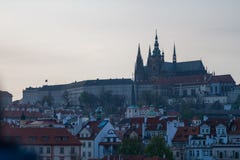 ПРАГА, ЧЕХИЯ - 10-ОЕ АПРЕЛЯ 2019: Красивый и иконический замок Праги во время низкого голубого захода солнца стоковая фотография ПРАГА, ЧЕХИЯ - 10-ОЕ АПРЕЛЯ 2019: Красивый и иконический замок Праги во время низкого голубого захода солнца стоковая фотография
