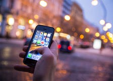 ПРАГА, ЧЕХИЯ - 5-ОЕ ЯНВАРЯ 2015: Фото конца-вверх экрана старта iPhone 5s Яблока с значками apps Стоковые Фото ПРАГА, ЧЕХИЯ - 5-ОЕ ЯНВАРЯ 2015: Фото конца-вверх экрана старта iPhone 5s Яблока с значками apps Стоковые Фото