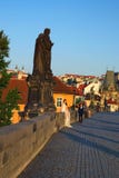 Прага, чехия: 23-ье августа 2017 - фото как раз merried пар на Карловом мосте обои лета абстрактного утра естественные стоковое изображение rf Прага, чехия: 23-ье августа 2017 - фото как раз merried пар на Карловом мосте обои лета абстрактного утра естественные стоковое изображение rf