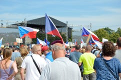 Прага, чехия - 23-ье июня 2019: Толпа протестов людей против Премьер-министра Babis и министра юстиции на Letna, стоковые изображения rf Прага, чехия - 23-ье июня 2019: Толпа протестов людей против Премьер-министра Babis и министра юстиции на Letna, стоковые изображения rf