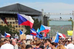 Прага, чехия - 23-ье июня 2019: Толпа протестов людей против Премьер-министра Babis и министра юстиции на Letna, стоковая фотография rf Прага, чехия - 23-ье июня 2019: Толпа протестов людей против Премьер-министра Babis и министра юстиции на Letna, стоковая фотография rf