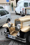 Прага, чехия, январь 2015 Часть старого автомобиля среди современных одних на улице старого города стоковая фотография Прага, чехия, январь 2015 Часть старого автомобиля среди современных одних на улице старого города стоковая фотография