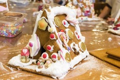 праздники gingerbread рождества застекляя расквартировывают подготовки кладя женщину валов стоковые фотографии rf праздники gingerbread рождества застекляя расквартировывают подготовки кладя женщину валов стоковые фотографии rf