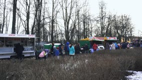 Праздненства на ярмарке во время праздника Maslenitsa в BOBRUISK, БЕЛАРУСИ 03 09 19 Люди идут за магазинами Люди видеоматериал Праздненства на ярмарке во время праздника Maslenitsa в BOBRUISK, БЕЛАРУСИ 03 09 19 Люди идут за магазинами Люди видеоматериал