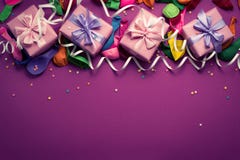Праздничная предпосылка фиолетовой материальной красочной квартиры взгляд сверху подарка коробок confetti 4 лент воздушных шаров стоковое фото Праздничная предпосылка фиолетовой материальной красочной квартиры взгляд сверху подарка коробок confetti 4 лент воздушных шаров стоковое фото