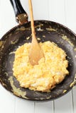 предпосылка eggs белизна вскарабканная омлетом Стоковые Фотографии RF предпосылка eggs белизна вскарабканная омлетом Стоковые Фотографии RF