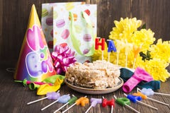 Предпосылка вечеринки по случаю дня рождения, селективный фокус стоковые изображения rf Предпосылка вечеринки по случаю дня рождения, селективный фокус стоковые изображения rf