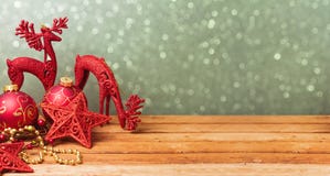 Предпосылка знамени вебсайта рождества с украшениями на деревянном столе стоковая фотография rf Предпосылка знамени вебсайта рождества с украшениями на деревянном столе стоковая фотография rf
