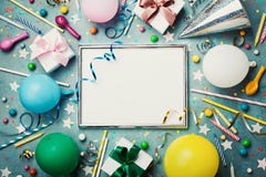 Предпосылка партии или дня рождения Серебряная рамка с красочными воздушным шаром, подарочной коробкой, крышкой масленицы, confet Стоковые Изображения RF Предпосылка партии или дня рождения Серебряная рамка с красочными воздушным шаром, подарочной коробкой, крышкой масленицы, confet Стоковые Изображения RF