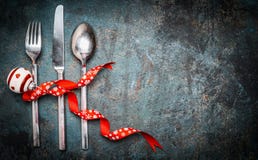 Предпосылка рождества с silverware урегулирования места и красное украшение для праздничного обедающего Стоковое Фото Предпосылка рождества с silverware урегулирования места и красное украшение для праздничного обедающего Стоковое Фото