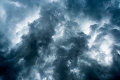 Предпосылка темных облаков перед грозой, солнечного света через очень темную предпосылку облаков, белое отверстие в вихре dar Стоковое фото RF Предпосылка темных облаков перед грозой, солнечного света через очень темную предпосылку облаков, белое отверстие в вихре dar Стоковое фото RF