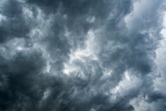 Предпосылка темных облаков перед грозой, солнечного света через очень темную предпосылку облаков, белое отверстие в вихре dar Стоковое Изображение RF Предпосылка темных облаков перед грозой, солнечного света через очень темную предпосылку облаков, белое отверстие в вихре dar Стоковое Изображение RF