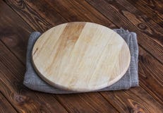Предпосылка для монтажа продукта Пустая круглая деревянная доска с скатертью стоковое фото rf Предпосылка для монтажа продукта Пустая круглая деревянная доска с скатертью стоковое фото rf