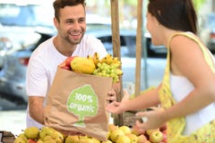 Предприниматель мелкого бизнеса продавая органические плодоовощи. стоковые изображения Предприниматель мелкого бизнеса продавая органические плодоовощи. стоковые изображения