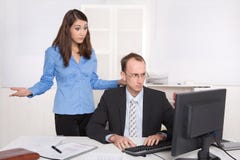 2 предпринимателя в офисе - обсуждение или задирать на wor стоковое изображение rf 2 предпринимателя в офисе - обсуждение или задирать на wor стоковое изображение rf