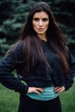 Представлять красивой женщины спортсмена брюнет фитнеса отдыхая после разрабатывает работать на парке Стоковые Изображения RF Представлять красивой женщины спортсмена брюнет фитнеса отдыхая после разрабатывает работать на парке Стоковые Изображения RF