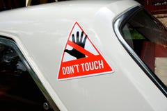 Предупреждающий стикер с текстом Don& x27; касание t на старом автомобиле стоковое изображение Предупреждающий стикер с текстом Don& x27; касание t на старом автомобиле стоковое изображение