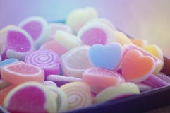 Превращать сладостную конфету, плодоовощ вкуса, десерт красочный, фокус на форме сердца и концепцию в дне ` s валентинки стоковые изображения Превращать сладостную конфету, плодоовощ вкуса, десерт красочный, фокус на форме сердца и концепцию в дне ` s валентинки стоковые изображения