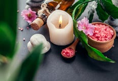 Предметы первой необходимости курорта включая свечу, соль, камни, масло и листья зеленого цвета Стоковое Изображение Предметы первой необходимости курорта включая свечу, соль, камни, масло и листья зеленого цвета Стоковое Изображение