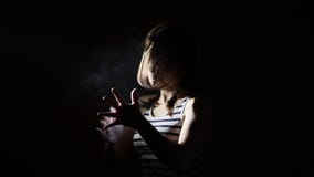 Предназначенная для подростков девушка с мелом в темноте перед замедленным движением подъема Хлопать и кричащий видеоматериал Предназначенная для подростков девушка с мелом в темноте перед замедленным движением подъема Хлопать и кричащий видеоматериал