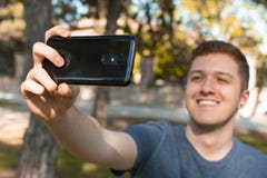Предназначенный для подростков принимающ selfie и усмехаться стоковая фотография Предназначенный для подростков принимающ selfie и усмехаться стоковая фотография