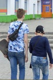 2 предназначенных для подростков парня идут вниз по улице в город стоковое фото 2 предназначенных для подростков парня идут вниз по улице в город стоковое фото