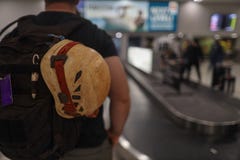 Предохранение от нося шлема безопасности горнорабочего индустрии доступа веревочки главное стоковые фотографии rf Предохранение от нося шлема безопасности горнорабочего индустрии доступа веревочки главное стоковые фотографии rf