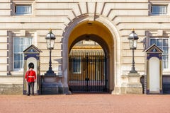 Предохранитель Grenadier на обязанности и 2 коробках sentry вне Букингемского дворца в Лондоне стоковое изображение rf Предохранитель Grenadier на обязанности и 2 коробках sentry вне Букингемского дворца в Лондоне стоковое изображение rf