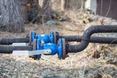 Предохранительный клапан на трубе Дроссель на трубах стоковое изображение rf Предохранительный клапан на трубе Дроссель на трубах стоковое изображение rf