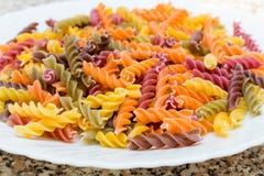 Предпосылка Fusilli покрашенная макаронными изделиями Классические итальянские макаронные изделия в f Стоковая Фотография RF Предпосылка Fusilli покрашенная макаронными изделиями Классические итальянские макаронные изделия в f Стоковая Фотография RF