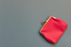 Предпосылка бумажника пинка голубая Концепция сбережений Взгляд сверху стоковые изображения rf Предпосылка бумажника пинка голубая Концепция сбережений Взгляд сверху стоковые изображения rf