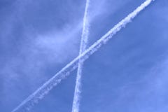 Предпосылка голубого неба с белыми облаками и белыми пересечениями линий следа перелетать самолеты стоковые изображения rf Предпосылка голубого неба с белыми облаками и белыми пересечениями линий следа перелетать самолеты стоковые изображения rf