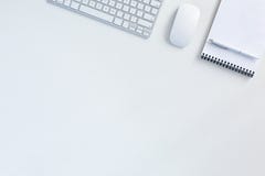 Предпосылка дела на белой таблице с блокнотом мыши клавиатуры стоковые изображения Предпосылка дела на белой таблице с блокнотом мыши клавиатуры стоковые изображения