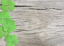 Предпосылка дня St. Patrick с зелеными Shamrocks на деревянной текстуре стоковые фото Предпосылка дня St. Patrick с зелеными Shamrocks на деревянной текстуре стоковые фото