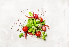 Предпосылка еды, зеленый базилик и томаты с специями, взгляд сверху стоковые фото Предпосылка еды, зеленый базилик и томаты с специями, взгляд сверху стоковые фото