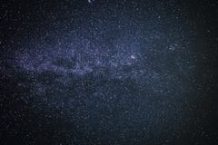 Предпосылка звёздного фиолетового ночного неба с млечным путем стоковые изображения rf Предпосылка звёздного фиолетового ночного неба с млечным путем стоковые изображения rf