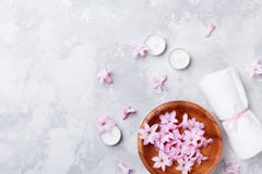Предпосылка красоты, ароматерапии и курорта с надушенными розовыми цветками мочит в деревянных шаре и свечах на каменной таблице стоковое изображение Предпосылка красоты, ароматерапии и курорта с надушенными розовыми цветками мочит в деревянных шаре и свечах на каменной таблице стоковое изображение