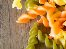 Предпосылка красочного конца-вверх текстуры макаронных изделий закройте вверх высушенных итальянских макаронных изделий на деревя Стоковая Фотография RF Предпосылка красочного конца-вверх текстуры макаронных изделий закройте вверх высушенных итальянских макаронных изделий на деревя Стоковая Фотография RF