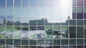 Предпосылка окон офисного здания Здания отраженные в окнах современного офисного здания Windows здания Стоковое фото RF Предпосылка окон офисного здания Здания отраженные в окнах современного офисного здания Windows здания Стоковое фото RF