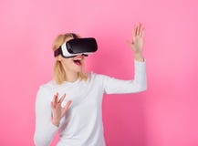 Предпосылка пинка головного установленного дисплея женщины Технологии виртуальной реальности и будущего Vr технологии пользы деву стоковое фото Предпосылка пинка головного установленного дисплея женщины Технологии виртуальной реальности и будущего Vr технологии пользы деву стоковое фото